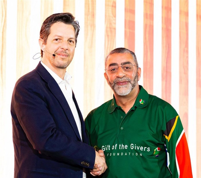 Gary Scott, CEO of Kia South Africa, with Dr Imtiaz Sooliman, founder of The Gift of the Givers Foundation, at Kia South Africa’s leadership conference at the beginning of September, where Kia South Africa pledged a R100,000 donation to the organisation.