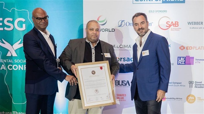 Lungile Koti (middle) received the award from Ravi Naidoo (YES4Youth CEO) and Colin Coleman (Goldman Sachs CEO & Yes4Youth Co-chair). Image supplied