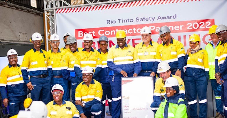 Surrounded by their excited team and proudly holding the award of their Rio Tinto Safety Award for Best Contract Partner at Richards Bay Minerals, Mpho Dimpe, operations manager: Unitrans with Werner Duvenhage, managing director of RBM, and Richard Zikhali, RBM’s full-time HSE representative.