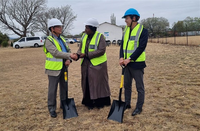 Pictured at the announcement of Dunlop’s plan to build new facilities for Ithubelihle Special Opportunity School were (left to right) Ushio Shigeru, ambassador of Japan to the Republic of South Africa, school headmistress Sibongile Tshabalala, and Satoru Yamamoto, president and CEO of Sumitomo Rubber Industries.