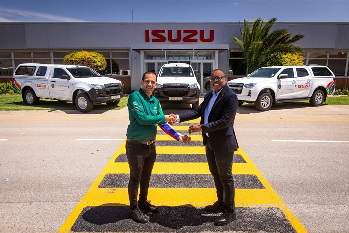 Isuzu corporate and public affairs department executive, Lebogang Makoloi hands over three ISUZU D-Max a bakkies to Gift of the Givers foundation spokesperson and project coordinator, Ali Sabla | Image supplied