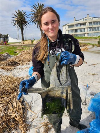 Youth environmentalist attempts world record for beach clean-up
