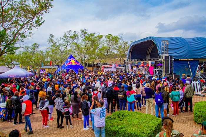 Crowds watching Kelly Khumalo perform at the Rand Show 2023