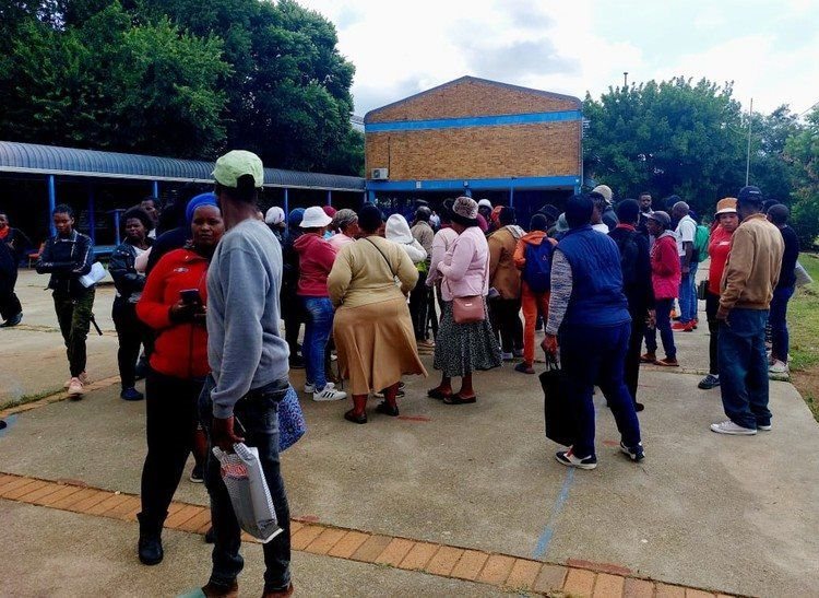 Parents, unhappy with where their children had been assigned a school placement, gathered at Mamelongu Secondary School in Ekurhuleni, Gauteng, on Thursday as they had heard provincial education department officials were to visit the school. However, department officials did not arrive. Photo: Kimberly Mutandiro