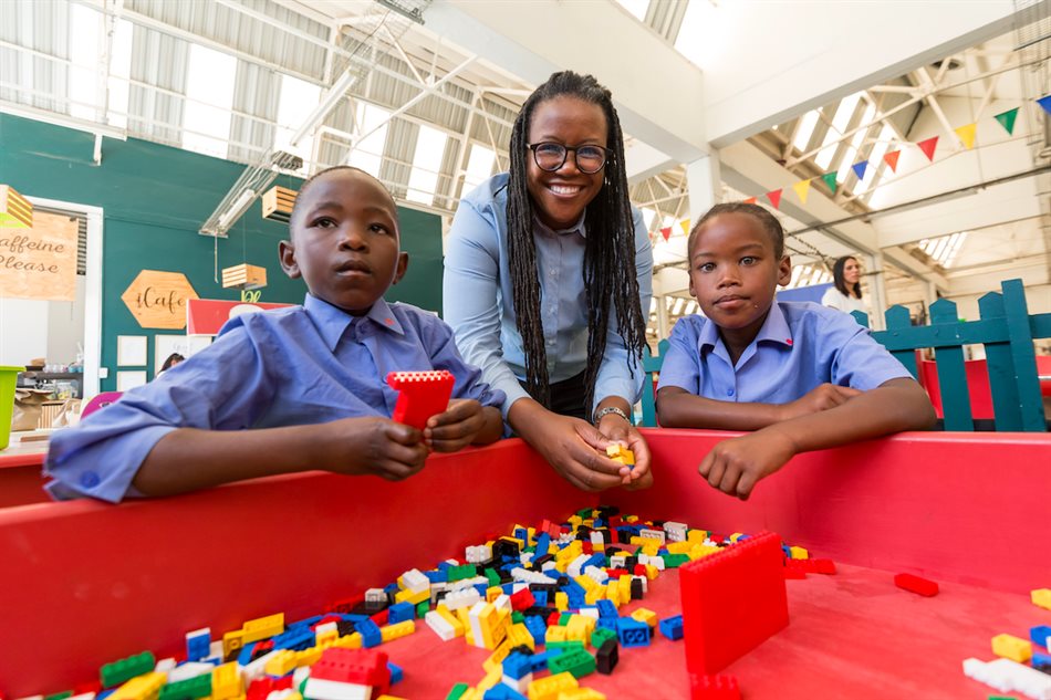 Luniko Sophangisa and Jade Kuscus of Woodville Primary in Mitchells Plain and Mary-Anne Musekiwa, Coronation CFO and chairperson of the CSI Committee discovers the wonders of science at the Cape Town Science Centre. Photo credit: Jurie Senekal