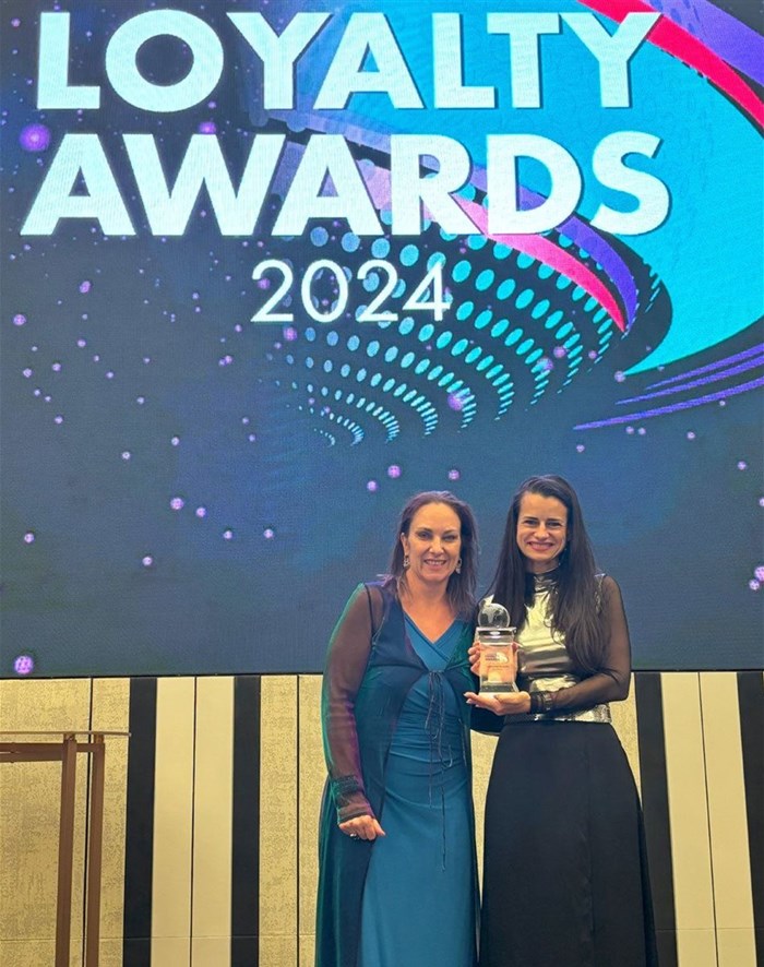 Amanda Cromhout, 2023 International Loyalty Personality hands over to 2024 winner, Zsuzsa Kecsmar, founder of Antavo Loyalty Cloud. Image supplied