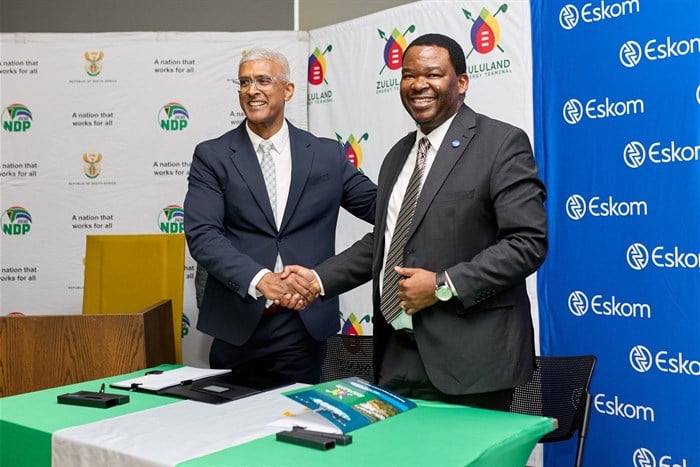 Zululand Energy Terminal director, Oliver Naidu (left) and Eskom group executive for strategic delivery, Alfred Seema, seal the deal with a handshake. Image supplied.