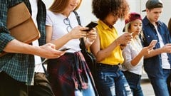 The UK government announced that it will ban social media platforms from offering services to under-16s (Image source: © 123rf )