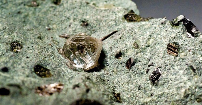 Octahedral, approx. 1.8 carat (6 mm), diamond crystal in kimberlite matrix from Finsch Diamond Mine, South Africa. Image credit: , Public domain, via Wikimedia Commons