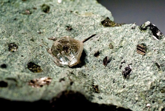 Octahedral, approx. 1.8 carat (6 mm), diamond crystal in kimberlite matrix from Finsch Diamond Mine, South Africa. Image credit: , Public domain, via Wikimedia Commons