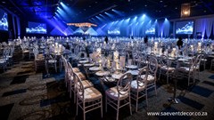 Large-scale gala dinner design: Glass tables – one of the most powerful event styling choices