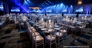 Large-scale gala dinner design: Glass tables – one of the most powerful event styling choices