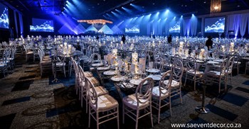 Large-scale gala dinner design: Glass tables – one of the most powerful event styling choices