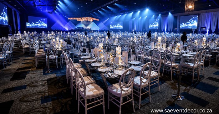 Large-scale gala dinner design: Glass tables – one of the most powerful event styling choices