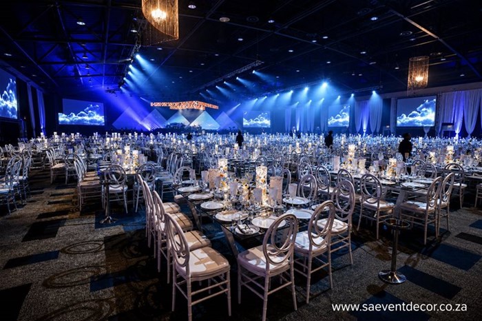 Large-scale gala dinner design: Glass tables – one of the most powerful event styling choices
