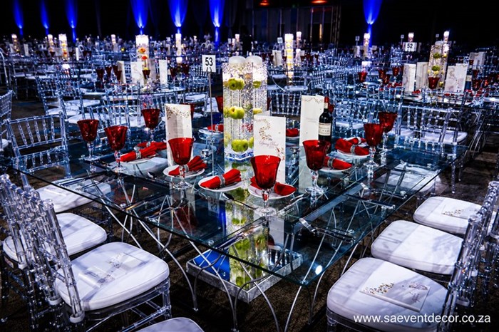 Large-scale gala dinner design: Glass tables – one of the most powerful event styling choices