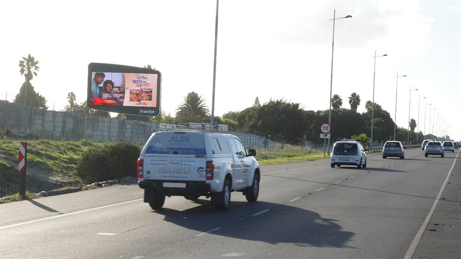 Tractor strengthens roadside digital network with new sites