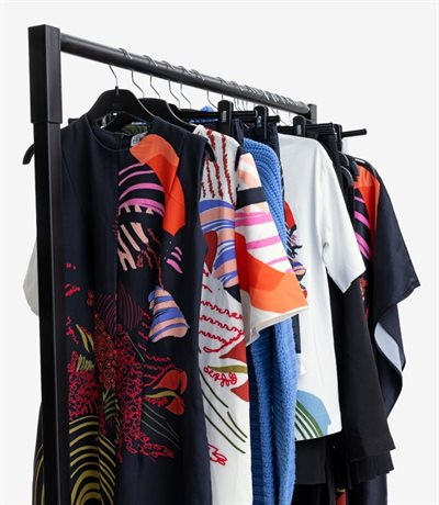 E_mania’s latest collection, Wear Your Markings, currently showcased through Woolworths Holdings Limited, reimagines the traditional Zulu Love Letter as a wearable brooch for the modern corporate woman. Image credit: