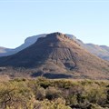 Hill in siliciclastic strata (mud or siltstones capped by solid sandstone) of Teekloof or Abrahamskraal formation (Beaufort Group) of the main Karoo Basin. Image credit: , , via Wikimedia Commons