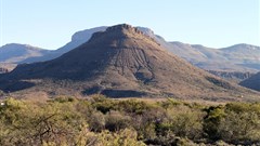 Hill in siliciclastic strata (mud or siltstones capped by solid sandstone) of Teekloof or Abrahamskraal formation (Beaufort Group) of the main Karoo Basin. Image credit: , , via Wikimedia Commons