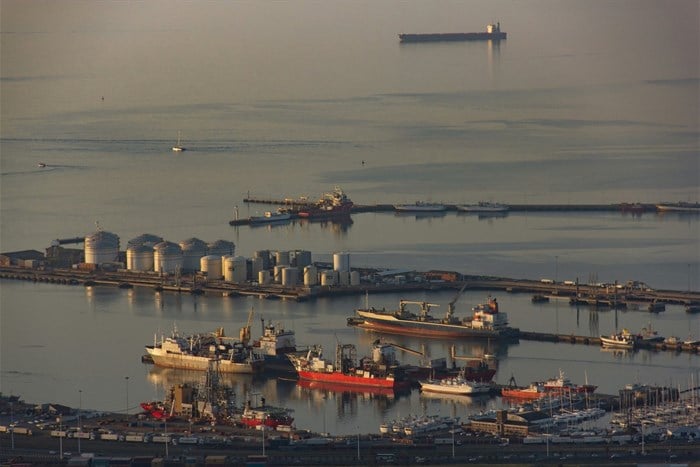 The Port of Cape Town hosts a massive FFS Tank Terminals farm at the Eastern Mole/Tanker Basin and the VTTI (formerly Burgan Cape) terminal, which handles fuels, bitumen, and edible oils. Image credit:  on