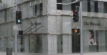 A De Beers store on Rodeo Drive in Beverly Hills, California. Image credit: , , via Wikimedia Commons