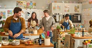 An ordinary afternoon school run recently took an unexpected turn when Jamie Oliver surprised parents waiting to collect their children at a Cape Town school - inviting them into a classroom for a hands-on cooking session to demonstrate just how simple it can be to prepare delicious home-cooked meals using Checkers' new 60 exclusive Dinner Done Better recipes (Image supplied)