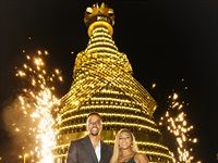 Moët & Chandon lights its golden tree at the V&A